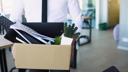 Un triste travailleur licencié emmène ses fournitures de bureau avec lui