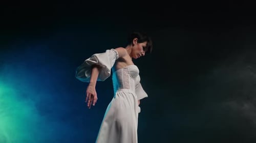 Danseuse professionnelle, femme, danse classique, performance, vêtements seigneuriaux