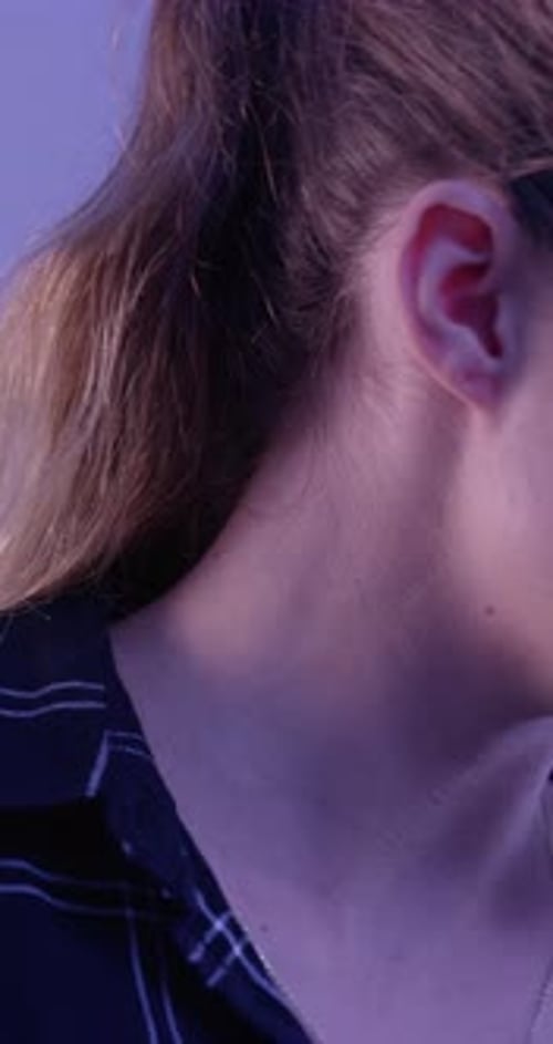 Rire, réfléchir et être heureuse avec le visage d'une femme pour la comédie, la réflexion et une attitude positive