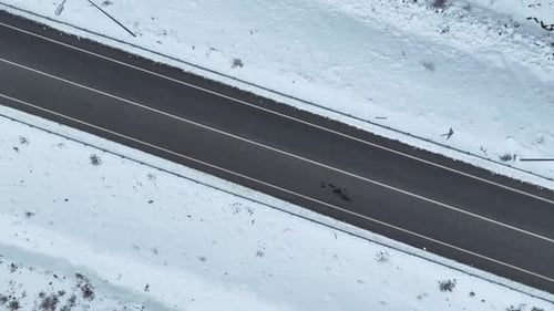 Zwei Trucks mit einem weißen Abend auf dem Dach der Karosserie fahren Berge entlang