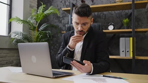 Un homme d'affaires frotte le menton en analysant soigneusement les informations
