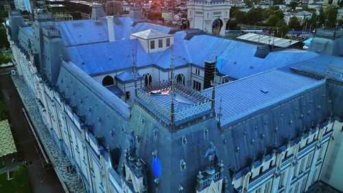Vue aérienne par drone du palais de Iasi au coucher du soleil, Roumanie. Palais de style classique et de construction multiple