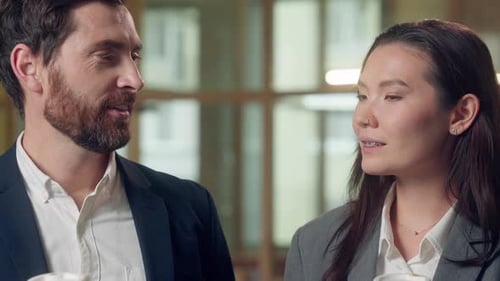 Nahaufnahme kaukasischer koreanischer glücklicher Geschäftsangestellter in der Arbeitspause, trinken Kaffee, chatten mit Freunden, Büro