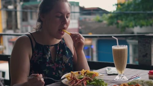 Süßes molliges Mädchen isst Hummer mit Pommes frites im Restaurant aus nächster Nähe