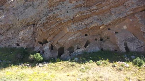Luftaufnahme von alten Felshöhlenhäusern