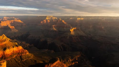 La lumière du soleil matinal du Grand Canyon brille sur la vallée, mouvement des nuages, laps de temps