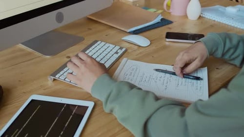 Hände einer Programmiererin, die an einem Algorithmus für Softwarecode arbeitet