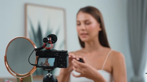 Vídeo tutorial de belleza y cosmética para una mujer joven haciendo contenido. Auditoría
