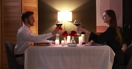 Date. Couple de verres de vin rouge à table à l'intérieur