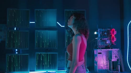 mujer levanta lentamente la cabeza, mira, la tecnología sigue evolucionando los límites
