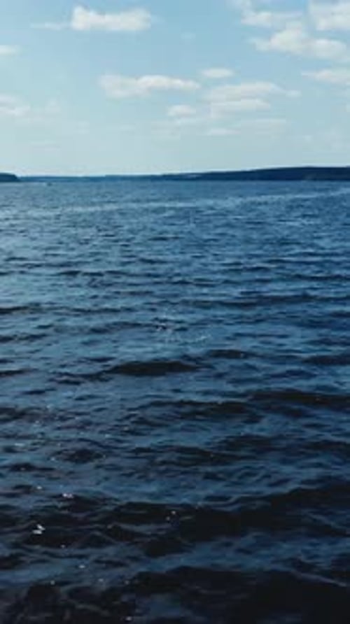 Caméra à mouvement rapide au-dessus de la rivière bleue. Fond d'eau naturel. Usine industrielle près de la rivière