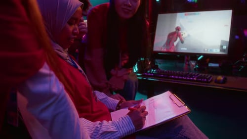 Equipe de jogadoras multiétnicas discutindo estratégia para o torneio de tiro