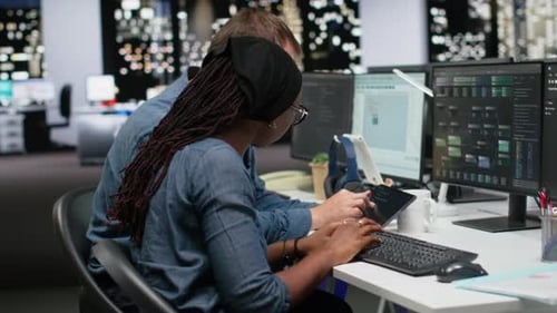 Administradores de sistemas en la oficina de una empresa de Silicon Valley que desarrollan aplicaciones