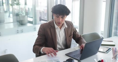 Negócios, documentos e acima de um homem no laptop para análise financeira e receita da empresa