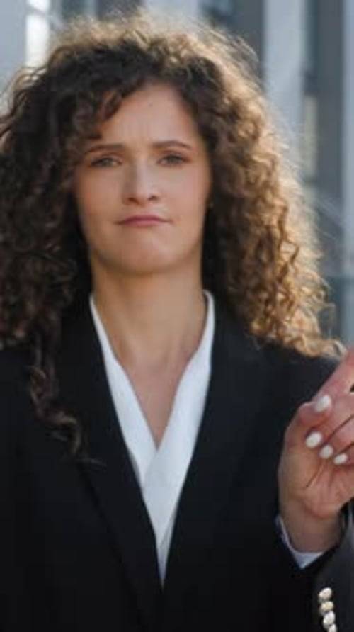 Mujer de negocios caucásica segura de sí misma sacudiendo el dedo No, no rechazando, negándose a mirar a la cámara