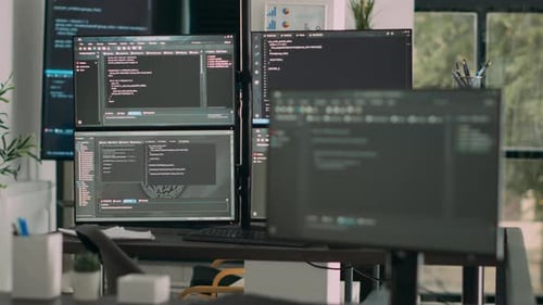 Escritorio con múltiples pantallas que muestran la red de programación digital