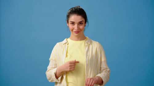 La mujer toca la barbilla con cuidado y muestra un signo de comentario