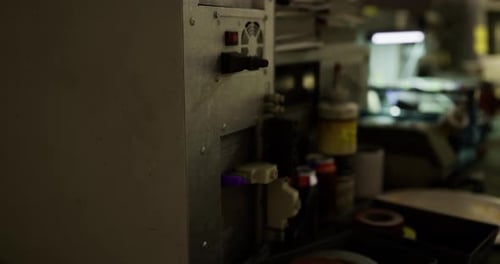 Maschinendetails in einer schwach beleuchteten Industrieumgebung, in der Geräte präsentiert werden