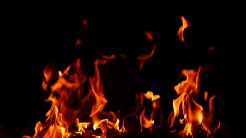 Stark brennendes Feuer, hohe rote Flammenwirkung in der Dunkelheit