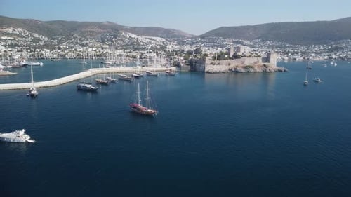 Fantastische Luftaufnahme von Yachten, die im Hafen von Bodrum, Türkei, vor Anker liegen