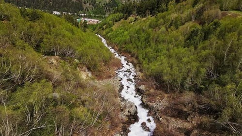 Erkunden Sie den atemberaubenden Elbrus-Wasserfall und die farbenfrohe Frühlingsberglandschaft