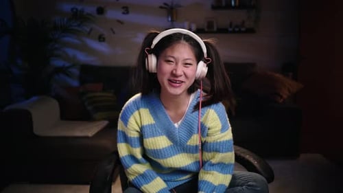 Emocionada Joven Asiática Grabando Vídeo Para Seguidores Mujer China Influencer Mirando Cámara
