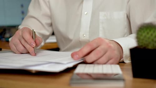 Nahaufnahme eines nicht wiederzuerkennenden Mannes, Geschäftsmann, der den Papierkram überprüft, Bericht auf dem Desktop, Männliche Hände im Büro