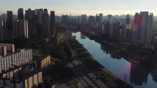 Vista aérea da Marginal Pinheiros e dos edifícios ao fundo, São Paulo, Brasil