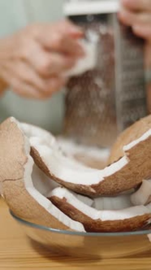 Vídeo vertical. Un plato con trozos de coco, y el foco se desplaza hacia el fondo.