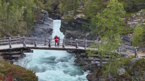 Caminhante no mirante panorâmico da cachoeira da montanha