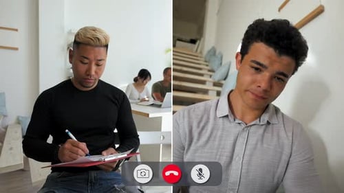 Un homme en appel en ligne semble s'ennuyer pendant la conversation