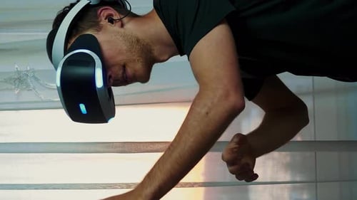 Porträt eines Mannes mit VR-Headset, der die Luft berührt. Vertikales Video