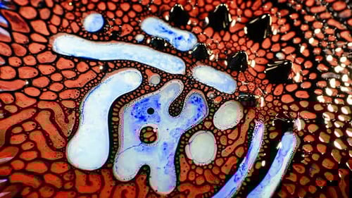 Gros plan abstrait de textures liquides avec des motifs fluides et des couleurs vives