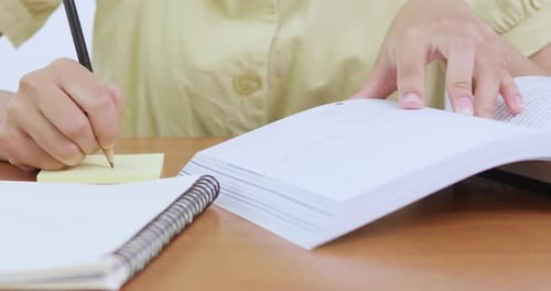Effektives Lernen, Schüler, Notizen schreiben, Klassenzimmer, persönlicher Arbeitsplatz, fokussiertes Lernen