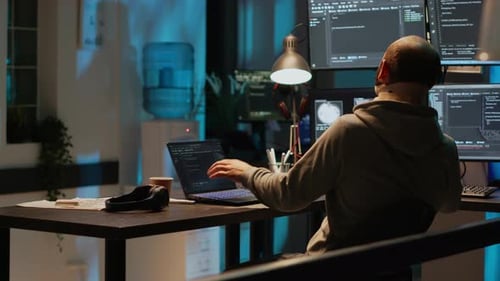 Datenbankadministrator trägt Halskragen bei der Webentwicklung