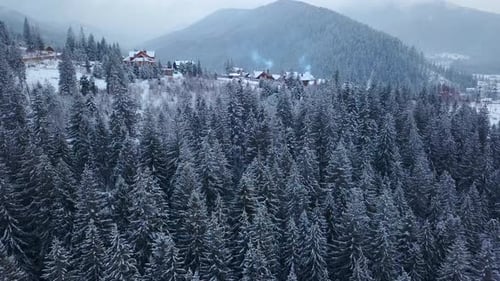 Aufschlussreiche Luftaufnahme einer bewohnten Ortschaft in den Bergen auf Gebäuden von Winterbergdörfern auf