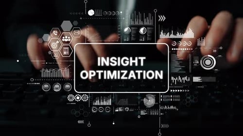 Tippen mit den Händen auf der Tastatur mit digitalen Overlays, die für Erkenntnisoptimierung und Datenanalyse stehen C