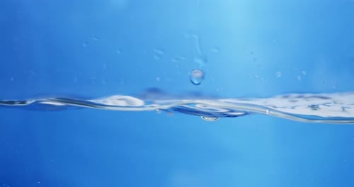 Abstrakter Hintergrund in Zeitlupe auf der Wasseroberfläche. Blasen steigen an die Oberfläche. Süßwasserwellen mit s