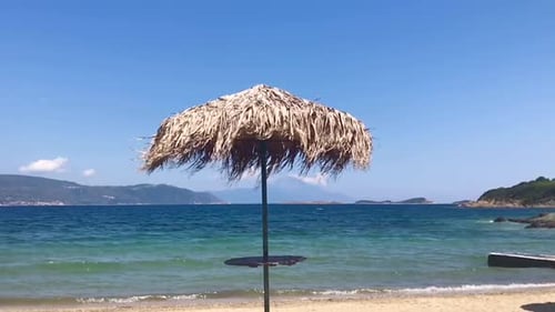 Vista à beira-mar do remoto e pitoresco café tiki havaiano na ilha Ammoulliani, na Grécia, com vista para o mar