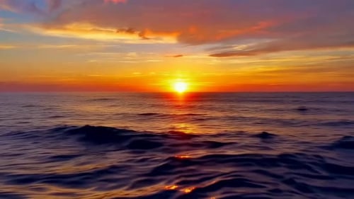Sonnenuntergang am Meer mit goldenem Horizont und rollenden blauen Wellen Digi