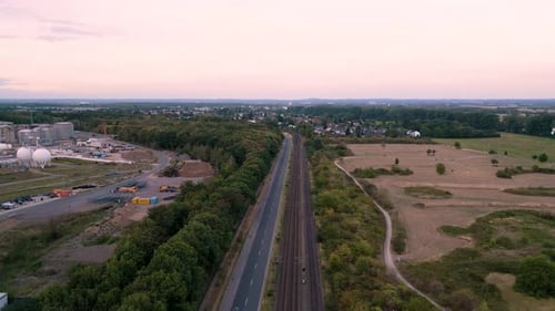 Voo aéreo de drone ao longo dos trilhos do bonde de trem no sul de Colônia, Köln Sürth, Alemanha - vista aérea - f