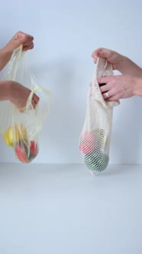 Verduras en bolsa de plástico frente a reutilizables en malla de algodón ecológico orgánico