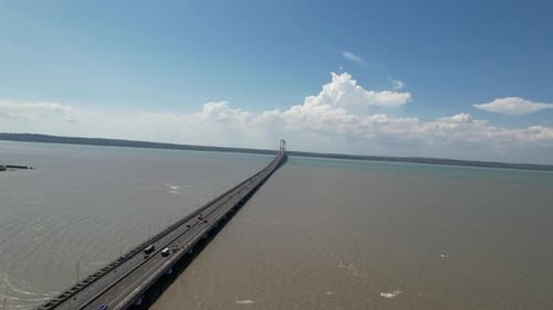 Vue aérienne du pont de Suramadu reliant les îles Java et Madura dans l'est de Java.