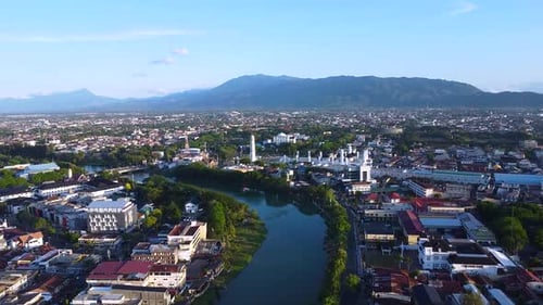 Vue aérienne de la ville de Banda Aceh avec la célèbre grande mosquée Baiturrahman.