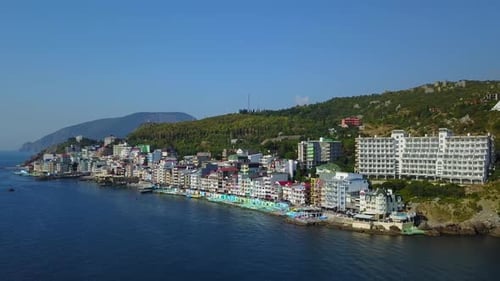 Luftdrohnen-Panoramabilder des farbenfrohen Stadtbildes auf den Bergen über dem Meer, Europa, dicht