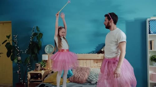Fête costumée amusante et passionnante à la maison, jeune famille heureuse, père et fille jouant à des jeux de magie
