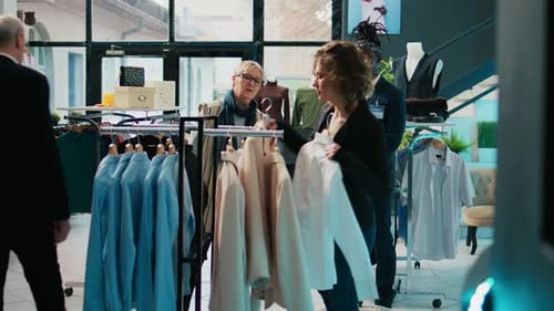 Estilista de moda que sugiere prendas de vestir a clientes habituales