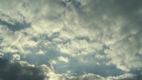 Wolkenbewegung bei Sonnenuntergang am blauen Himmel