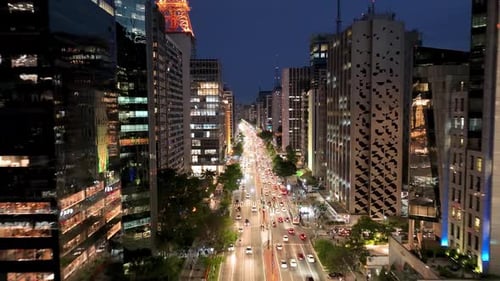 Paisagem urbana noturna da Avenida Paulista, no centro de São Paulo, Brasil.