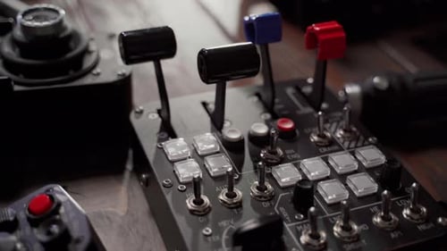 Manipulateur mécanique moderne pour jeu aérien sur table en lumière